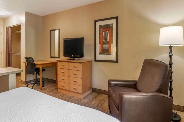 Foto van 1 Queensize Bed | Mob Acc Tub Ste Nsmk Sb Micfri - Vakantiehuis in Charlotte NC - BedRoom