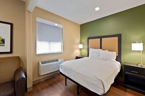 Foto van 1 Queensize Bed | Mob Acc Tub Ste Nsmk Sb Micfri - Vakantiehuis in Charlotte NC - BedRoom