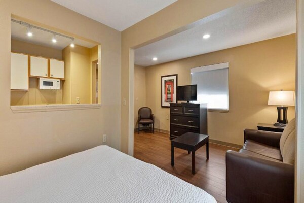Foto van 1 Queensize Bed | Mob Acc Tub Ste Nsmk Sb Micfri - Vakantiehuis in Charlotte NC - BedRoom