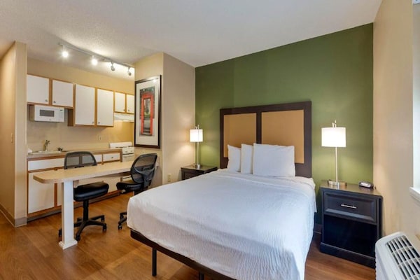 Foto van 1 Queensize Bed | Mob Acc Tub Ste Nsmk Sb Micfri - Vakantiehuis in Charlotte NC - BedRoom