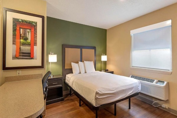 Foto van 1 Queensize Bed | Mob Acc Tub Ste Nsmk Sb Micfri - Vakantiehuis in Charlotte NC - BedRoom
