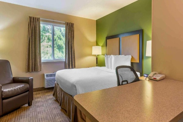 Foto van 1 Queensize Bed | Mob Acc Tub Ste Nsmk Sb Micfri - Vakantiehuis in Charlotte NC - BedRoom