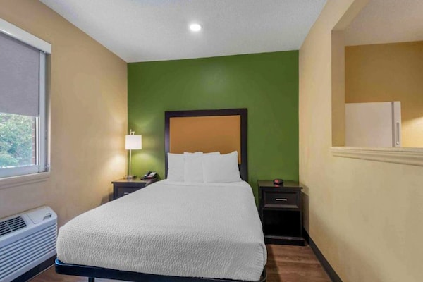 Foto van 1 Queensize Bed | Mob Acc Tub Ste Nsmk Sb Micfri - Vakantiehuis in Charlotte NC - BedRoom