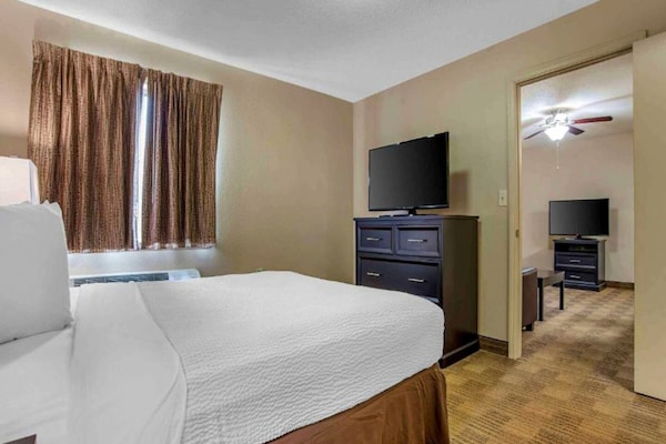 Foto van 1 Queensize Bed | Mob Acc Tub Ste Nsmk Sb Micfri - Vakantiehuis in Charlotte NC - BedRoom