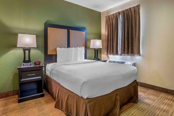 Foto van 1 Queensize Bed | Mob Acc Tub Ste Nsmk Sb Micfri - Vakantiehuis in Charlotte NC - BedRoom
