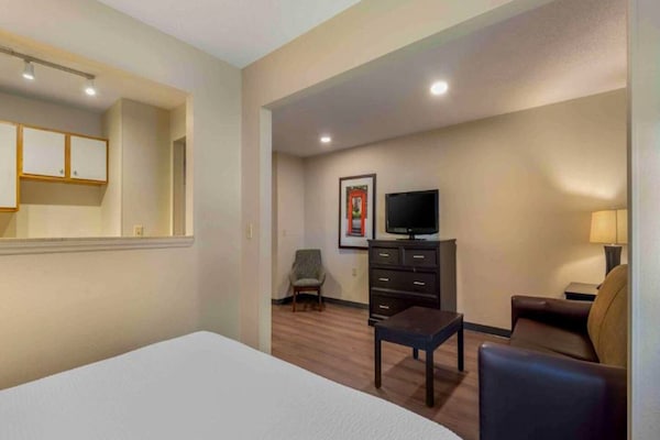 Foto van 1 Queensize Bed | Mob Acc Tub Ste Nsmk Sb Micfri - Vakantiehuis in Charlotte NC - BedRoom