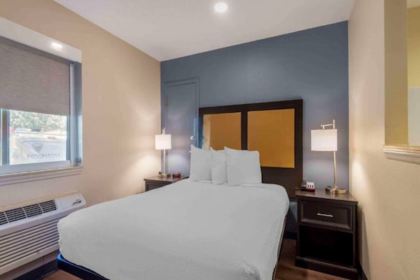 Foto van 1 Queensize Bed | Mob Acc Tub Ste Nsmk Sb Micfri - Vakantiehuis in Charlotte NC - BedRoom