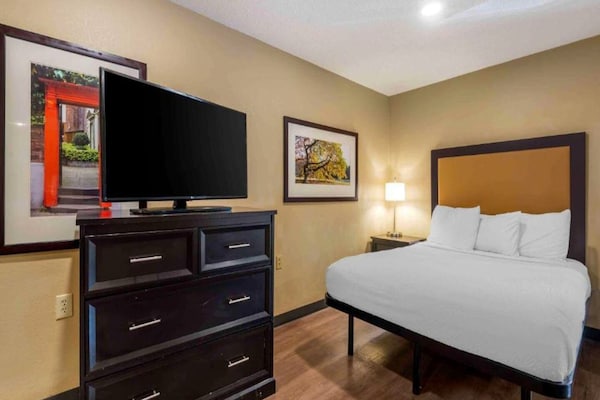 Foto van 1 Queensize Bed | Mob Acc Tub Ste Nsmk Sb Micfri - Vakantiehuis in Charlotte NC - BedRoom