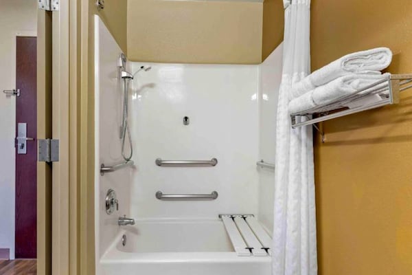 Foto van 1 Queensize Bed | Mob Acc Tub Ste Nsmk Sb Micfri - Vakantiehuis in Charlotte NC - BathRoom