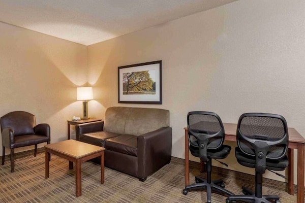 Foto van 1 Queensize Bed | Mob Acc Tub Ste Nsmk Sb Micfri - Vakantiehuis in Charlotte NC - Facilities