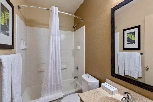 Foto van 1 Queensize Bed | Mob Acc Tub Ste Nsmk Sb Micfri - Vakantiehuis in Charlotte NC - BathRoom