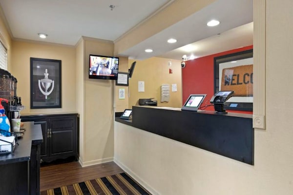 Foto van 1 Queensize Bed | Mob Acc Tub Ste Nsmk Sb Micfri - Vakantiehuis in Charlotte NC - Facilities