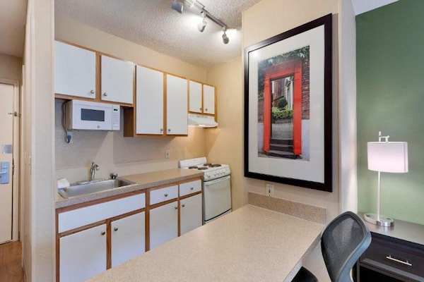 Foto van 1 Queensize Bed | Mob Acc Tub Ste Nsmk Sb Micfri - Vakantiehuis in Charlotte NC - Facilities