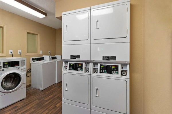 Foto van 1 Queensize Bed | Mob Acc Tub Ste Nsmk Sb Micfri - Vakantiehuis in Charlotte NC - Facilities