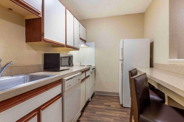 Foto van 1 Queensize Bed | Mob Acc Tub Ste Nsmk Sb Micfri - Vakantiehuis in Charlotte NC - Kitchen