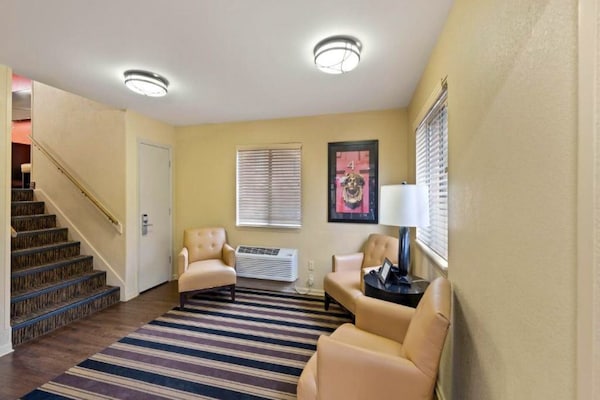 Foto van 1 Queensize Bed | Mob Acc Tub Ste Nsmk Sb Micfri - Vakantiehuis in Charlotte NC - FloorPlan