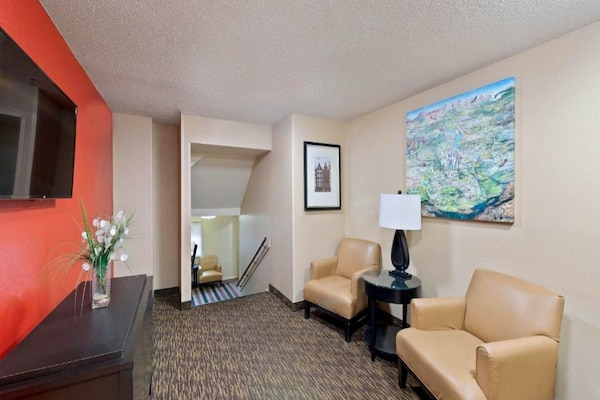 Foto van 1 Queensize Bed | Mob Acc Tub Ste Nsmk Sb Micfri - Vakantiehuis in Charlotte NC - FloorPlan