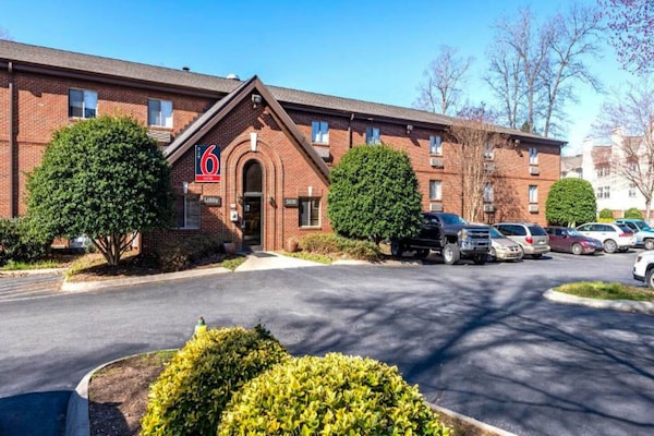 Foto van 1 Queensize Bed | Mob Acc Tub Ste Nsmk Sb Micfri - Vakantiehuis in Charlotte NC - ExteriorSummer
