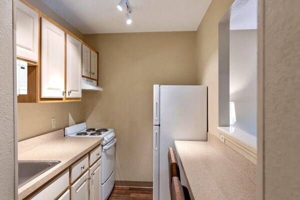 Foto van 1 Queensize Bed | Mob Acc Tub Ste Nsmk Sb Micfri - Vakantiehuis in Charlotte NC - Kitchen