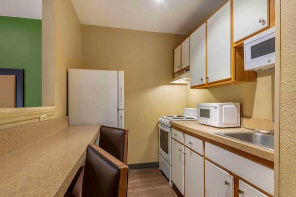 Foto van 1 Queensize Bed | Mob Acc Tub Ste Nsmk Sb Micfri - Vakantiehuis in Charlotte NC - Kitchen