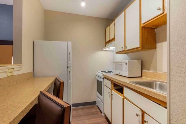 Foto van 1 Queensize Bed | Mob Acc Tub Ste Nsmk Sb Micfri - Vakantiehuis in Charlotte NC - Kitchen