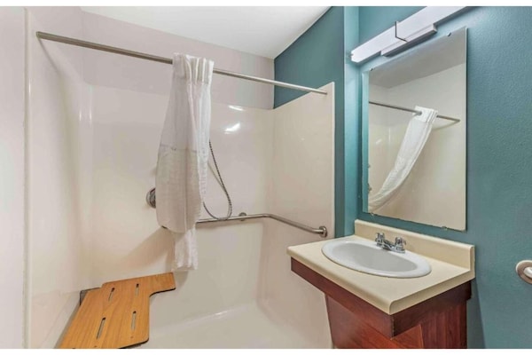 Foto van 1 Volledige mobiele toegang, douche, keuken | Studio 6 Little Rock - BathRoom