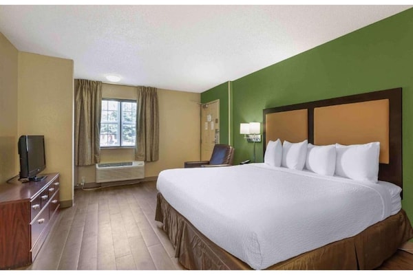 Foto van 1 Queensize Bed | Ada/ri Douche/roken/keuken - Vakantiehuis in Fresno CA - BedRoom