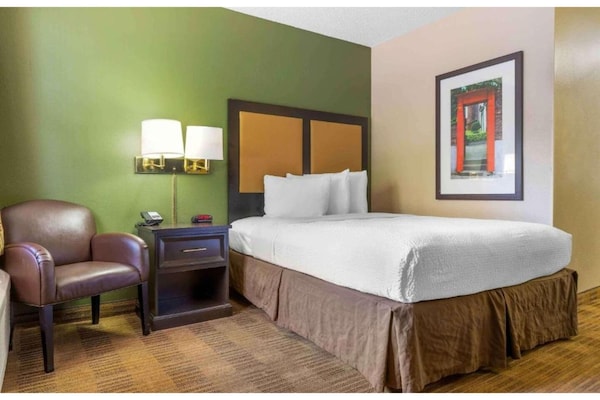 Foto van 1 Queensize Bed | Ada/ri Douche/roken/keuken - Vakantiehuis in Fresno CA - BedRoom