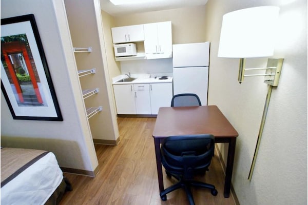 Foto van 1 Queensize Bed | Ada/ri Douche/roken/keuken - Vakantiehuis in Fresno CA - BedRoom