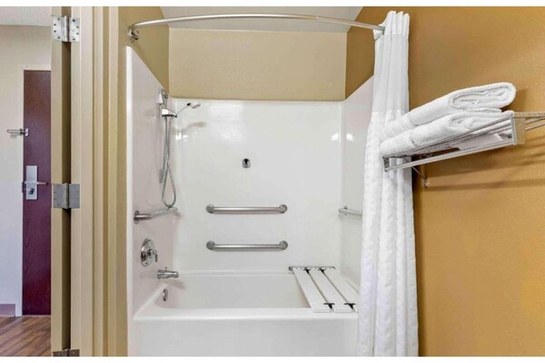 Foto van 1 Queensize Bed | Ada/ri Douche/roken/keuken - Vakantiehuis in Fresno CA - BathRoom