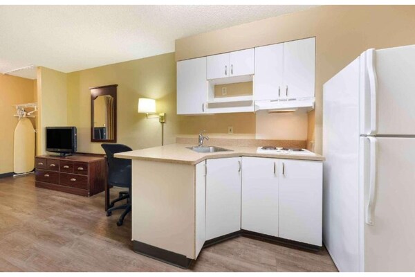 Foto van 1 Queensize Bed | Ada/ri Douche/roken/keuken - Vakantiehuis in Fresno CA - Facilities