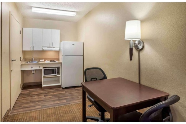 Foto van 1 Queensize Bed | Ada/ri Douche/roken/keuken - Vakantiehuis in Fresno CA - Facilities
