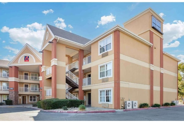 Foto van 1 Queensize Bed | Ada/ri Douche/roken/keuken - Vakantiehuis in Fresno CA - ExteriorSummer