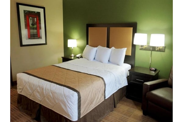 Foto van 1 Kingsize Bed | Niet-roken, Keuken, Douche - Vakantiehuis in Fresno CA - BedRoom