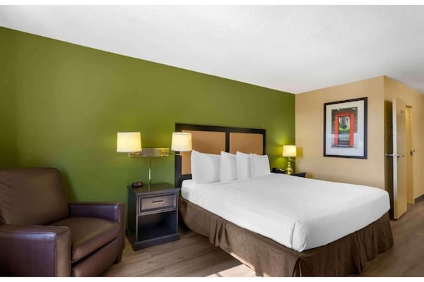 Foto van 1 Kingsize Bed | Niet-roken, Keuken, Douche - Vakantiehuis in Fresno CA - BedRoom