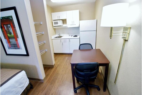 Foto van 1 Kingsize Bed | Niet-roken, Keuken, Douche - Vakantiehuis in Fresno CA - BedRoom