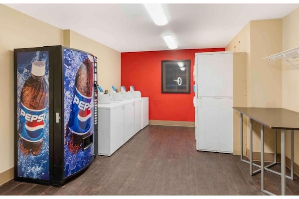 Foto van 1 Kingsize Bed | Niet-roken, Keuken, Douche - Vakantiehuis in Fresno CA - Facilities