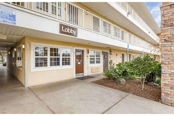 Foto van 1 Queensize Bed | Niet-roken, Keuken - Vakantiehuis in Sacramento CA - ExteriorSummer