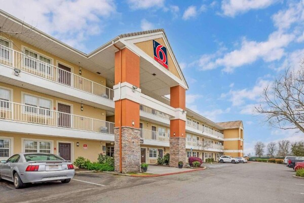Foto van 1 Queensize Bed | Niet-roken, Keuken - Vakantiehuis in Sacramento CA - ExteriorSummer