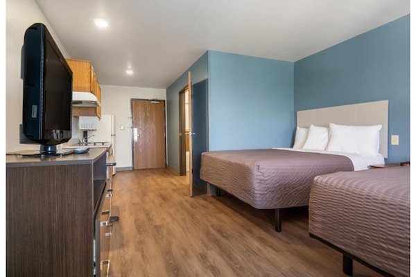 Foto van Studio 6 Fort Myers | Gezellige kamer met 2 tweepersoonsbedden, NSMK | Keuken - BedRoom