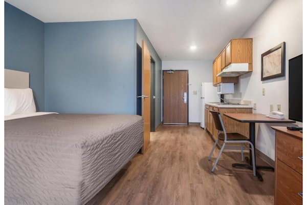 Foto van ADA Volledig bed, bad, NSMK | Keuken | Studio 6 Fort Myers - BedRoom