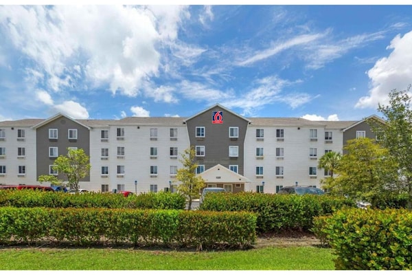 Foto van Studio 6 Fort Myers | PMR | Cama doble | Bañera | Fumadores | Cocina - ExteriorSummer