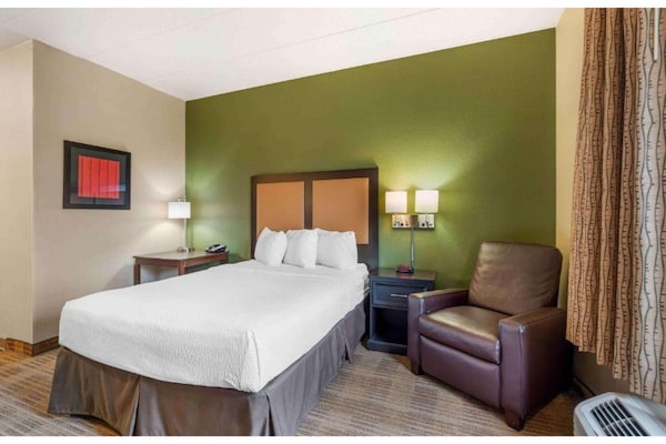 Foto van ADA Queensize bed, RI Douche, Nsmk|Keuken|Studio 6 Chicago - BedRoom