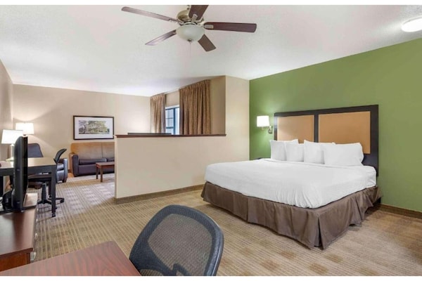 Foto van ADA Queensize bed, RI Douche, Nsmk|Keuken|Studio 6 Chicago - BedRoom