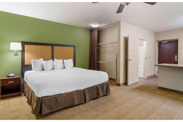 Foto van ADA Queensize bed, RI Douche, Nsmk|Keuken|Studio 6 Chicago - BedRoom