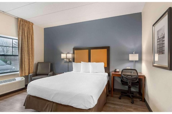 Foto van ADA Queensize bed, RI Douche, Nsmk|Keuken|Studio 6 Chicago - BedRoom