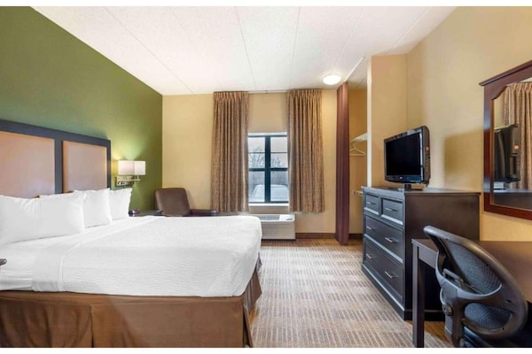 Foto van ADA Queensize bed, RI Douche, Nsmk|Keuken|Studio 6 Chicago - BedRoom