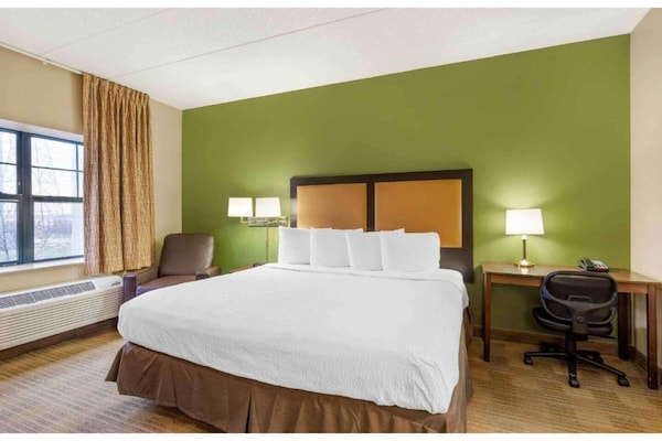 Foto van ADA Queensize bed, RI Douche, Nsmk|Keuken|Studio 6 Chicago - BedRoom