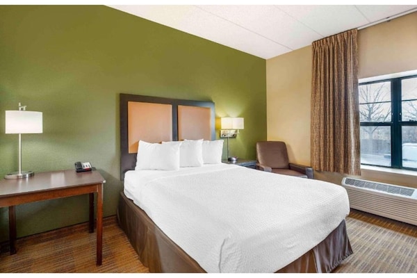 Foto van ADA Queensize bed, RI Douche, Nsmk|Keuken|Studio 6 Chicago - BedRoom