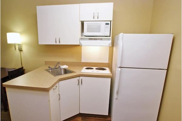 Foto van ADA Queensize bed, RI Douche, Nsmk|Keuken|Studio 6 Chicago - Kitchen